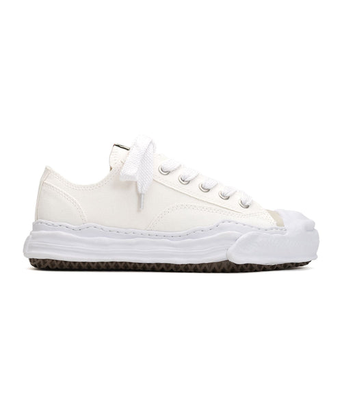 Aeson Low Top Sneaker